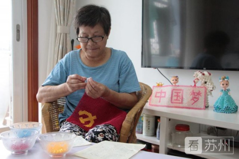 1912顆！退休老黨員用彩珠串起心中的黨旗！